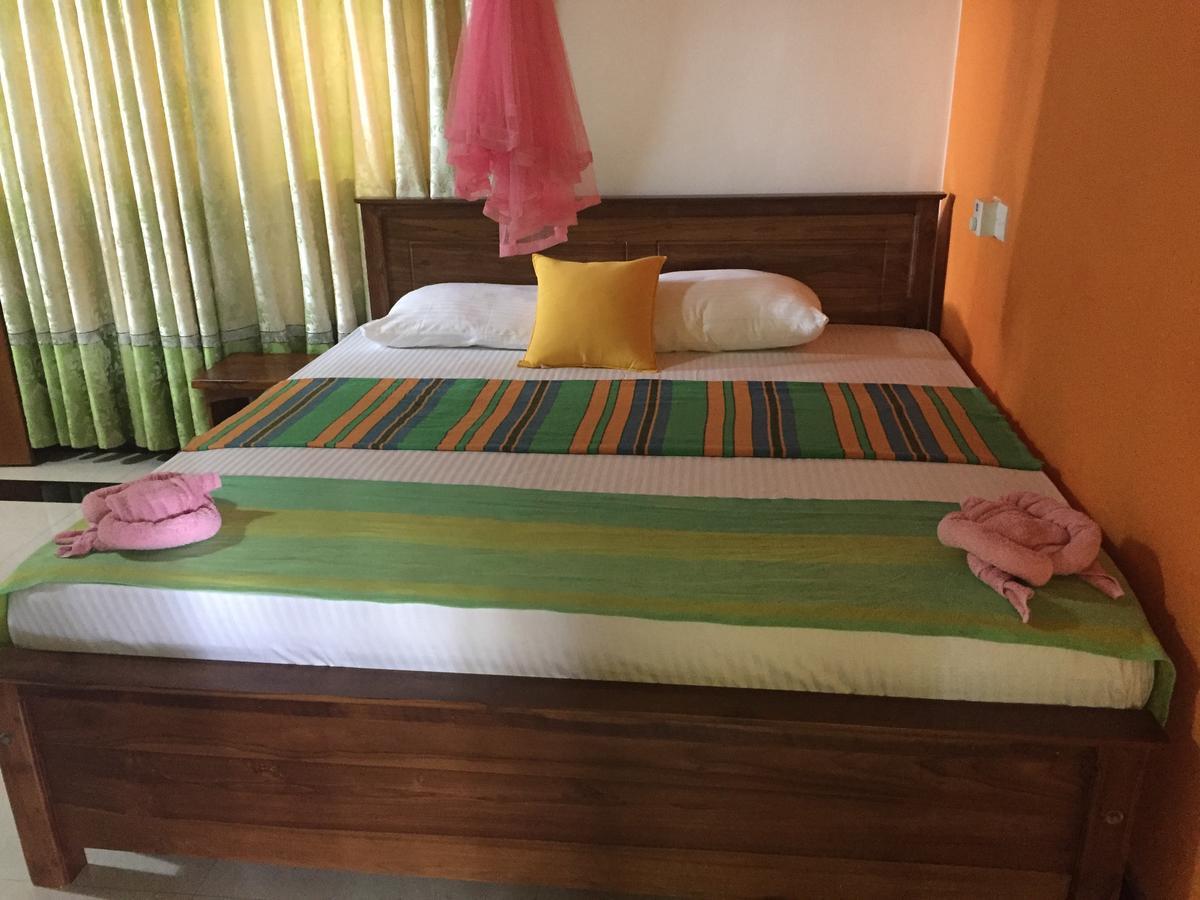 Bee Nest Bed & Breakfast เนกอมโบ ภายนอก รูปภาพ