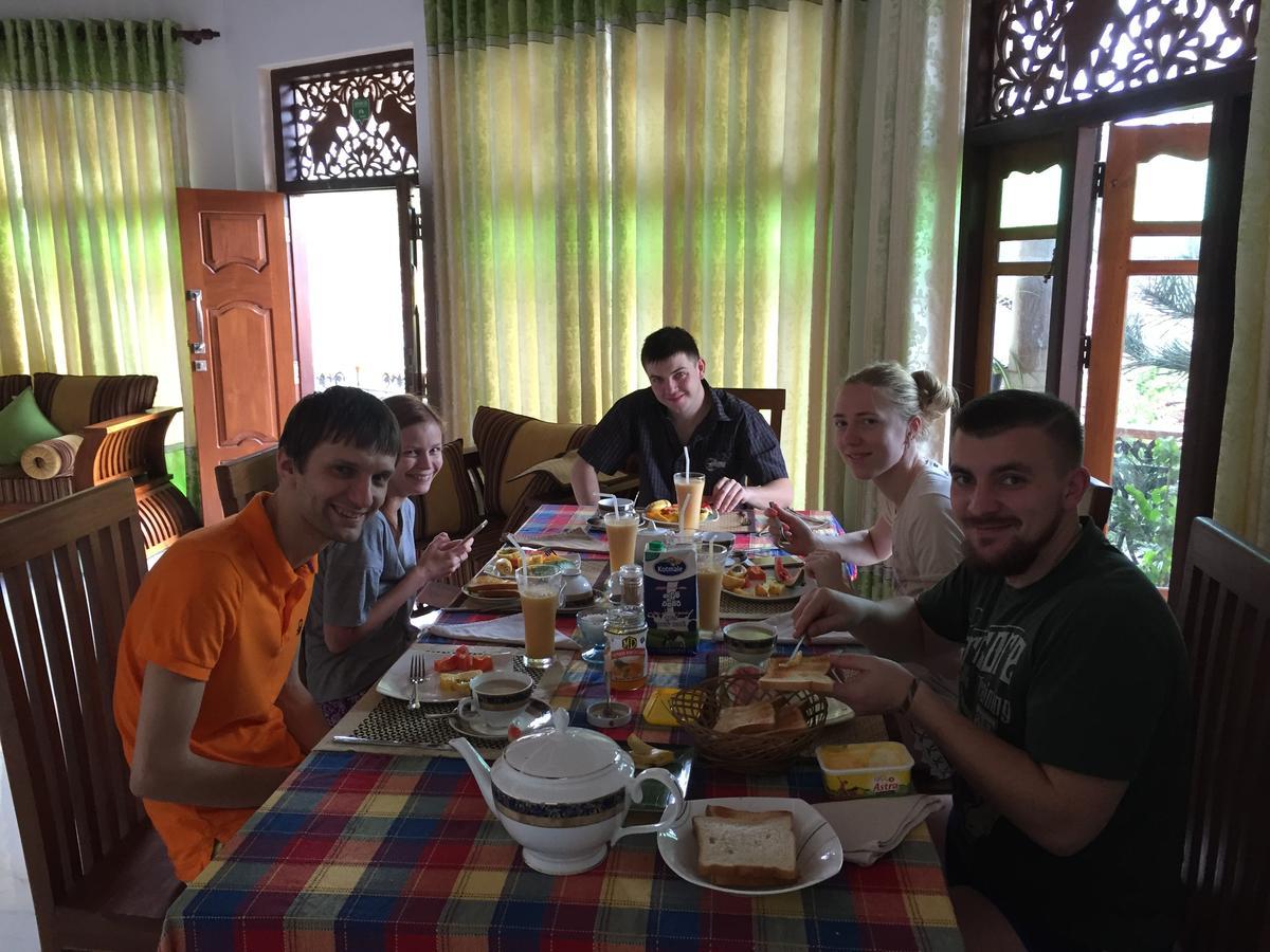 Bee Nest Bed & Breakfast เนกอมโบ ภายนอก รูปภาพ