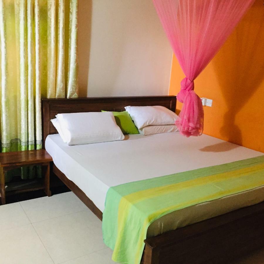 Bee Nest Bed & Breakfast เนกอมโบ ภายนอก รูปภาพ